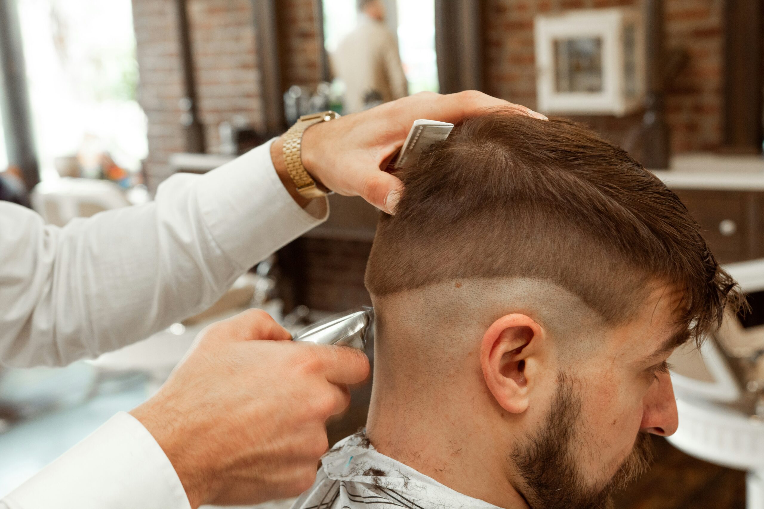 Der hochansteckenden Hautpilz breitet sich auch in münster bei Friseuren aus.