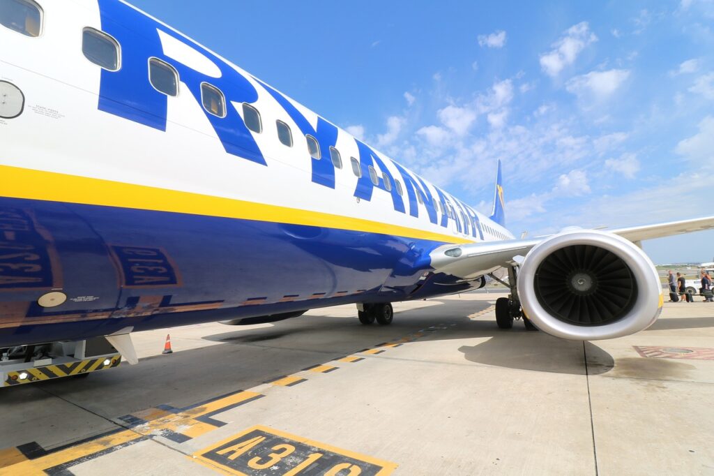 Ryanair verzeichnet Rückgang der Gewinne wegen niedrigerer Flugpreise. Erfahren Sie mehr über die Auswirkungen und den Ausblick des Unternehmens.
