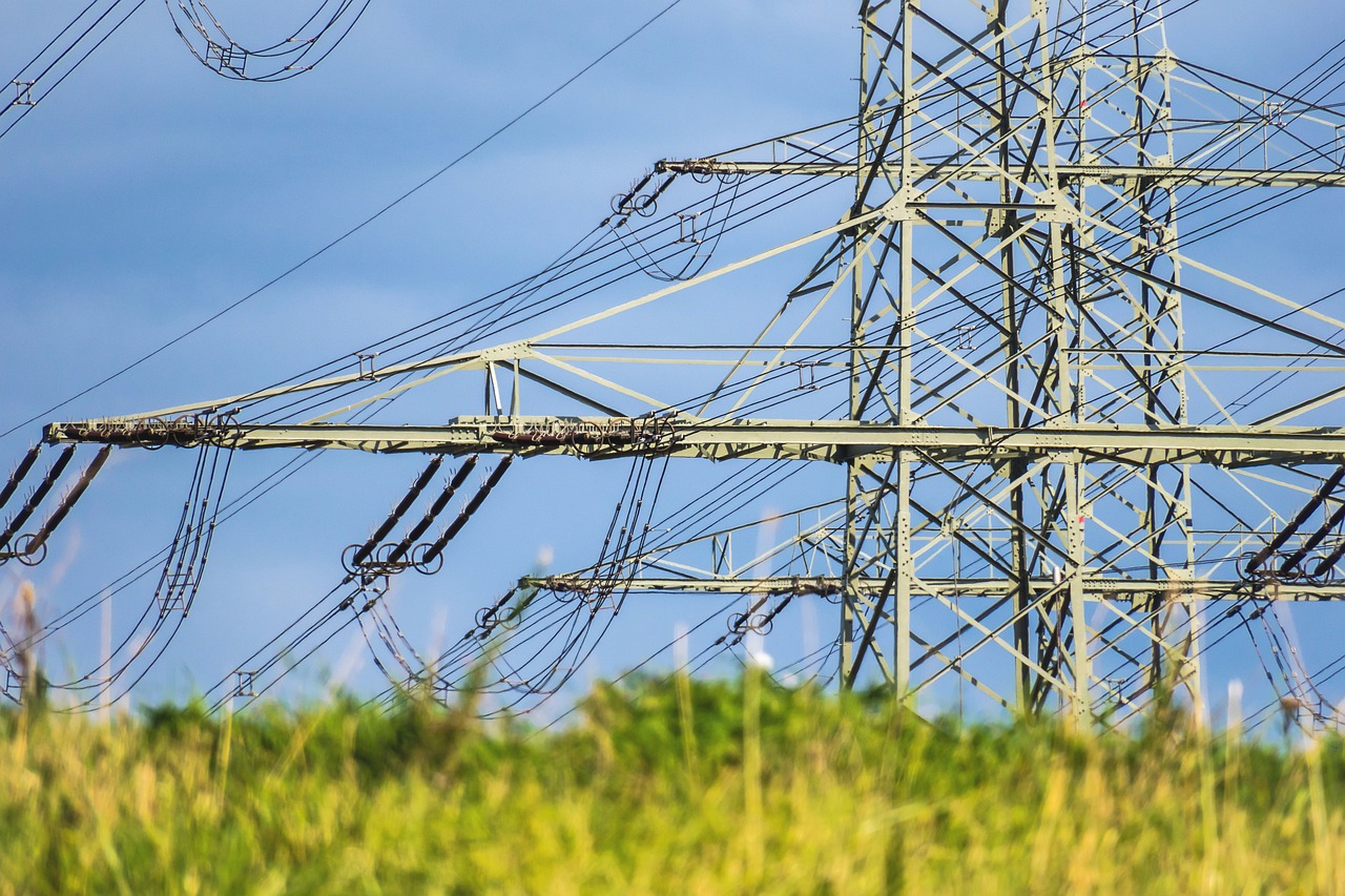 Die Errichtung eines der größten Batteriespeicher in Deutschland in Metelen stabilisiert das Stromnetz, unterstützt die lokale Wirtschaft und fördert den Klimaschutz