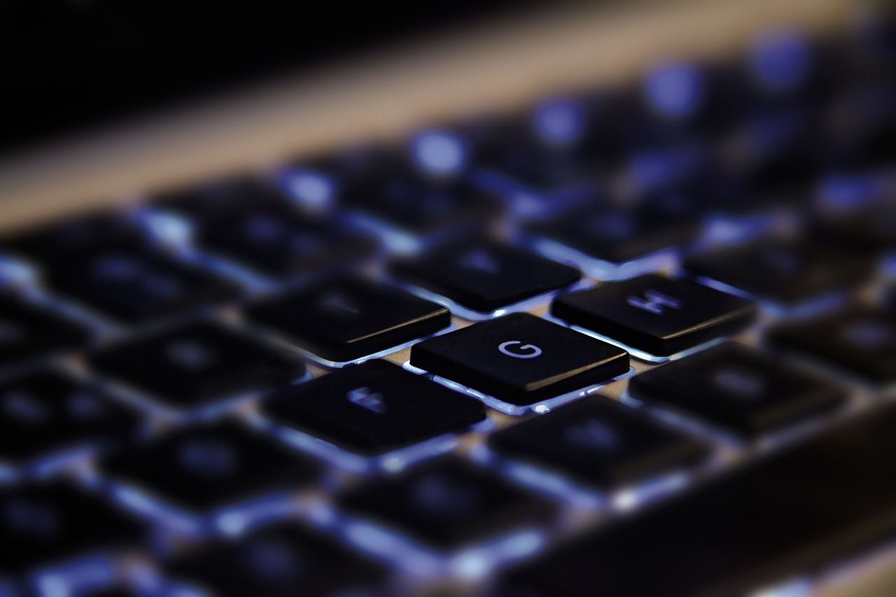 OpenAI stellt die neue Suchmaschine "SearchGPT" vor, die Google herausfordern soll. SearchGPT liefert konkrete Antworten statt Links.