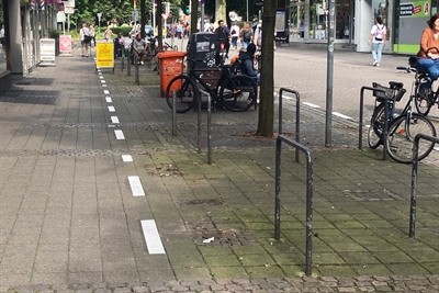 Ein neuer Parkstreifen für Fahrräder wurde an der Windthorststraße eingeführt. Fahrräder dürfen nur noch innerhalb der Markierungen abgestellt werden.