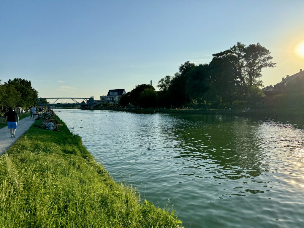 Unser heutiges Foto der Woche bei Münster Aktuell zeigt den Ludgerikreisel bei Nacht. Eine Frau wurde aus dem Kanal Münster gerettet – dank mutiger Passanten, die in der Nacht schnell reagierten.
