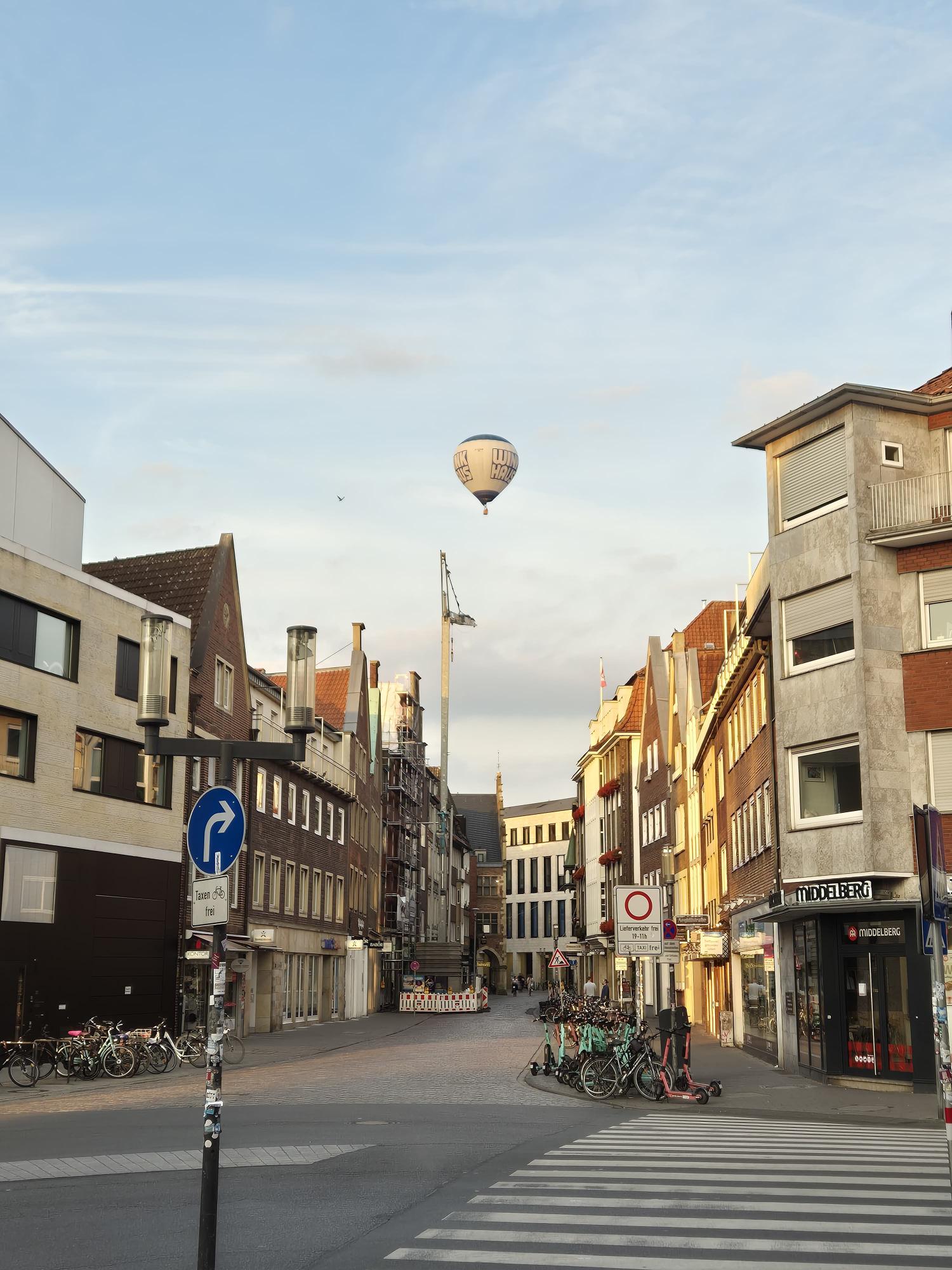 Ein Heißluftballon landete unerwartet auf dem Schlossplatz in Münster und sorgte während des Sommernachtskinos für großes Aufsehen. Erfahren Sie mehr über die spektakuläre Notlandung.