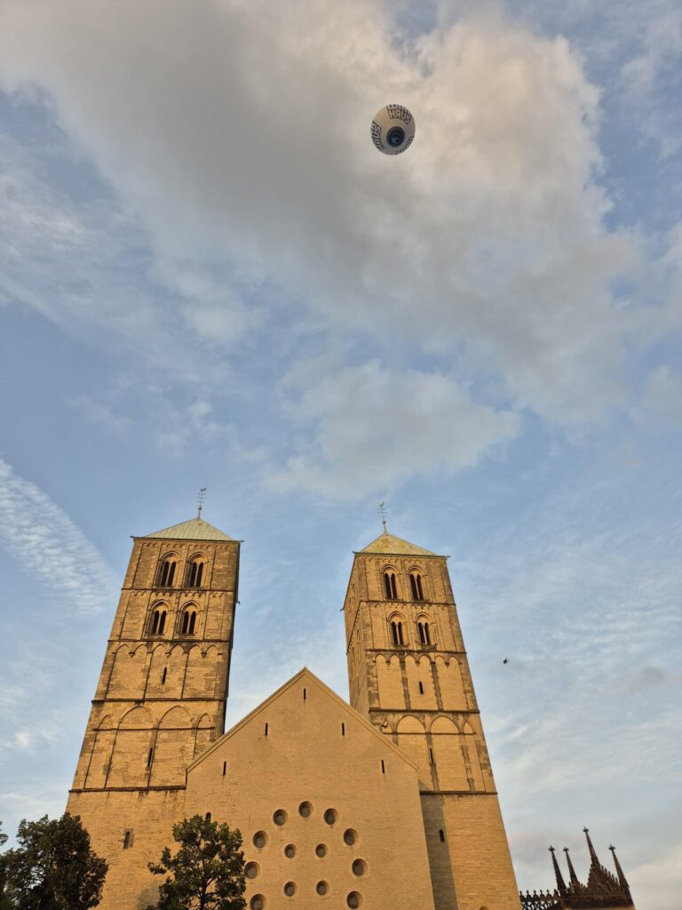 Ein Heißluftballon landete unerwartet auf dem Schlossplatz in Münster und sorgte während des Sommernachtskinos für großes Aufsehen. Erfahren Sie mehr über die spektakuläre Notlandung.