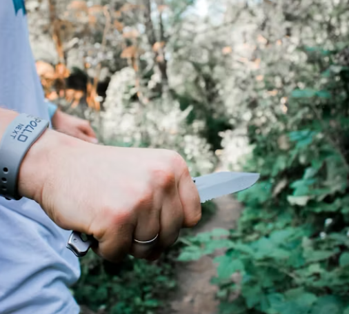 Der Messerangriff 16-Jähriger im Engelenschanzenpark erschüttert Münster. Die Polizei sucht Zeugen und prüft die Hintergründe der Tat. Messerangriffe in NRW: Wie du dich in einer gefährlichen Situation schützen kannst In Nordrhein-Westfalen (NRW) hat es kürzlich zwei beunruhigende Messerangriffe auf unbeteiligte Personen gegeben, die viele Menschen verunsichern. Diese Vorfälle werfen die wichtige Frage auf: Wie kannst du dich vor einem plötzlichen Angriff mit einem Messer schützen? In diesem Artikel geben wir dir wertvolle Tipps, wie du in einer solchen Situation richtig reagieren kannst. Die Polizei Paderborn warnt eindringlich vor Dating-Fallen. In der Stadt häufen sich Überfälle durch Fake-Dates.