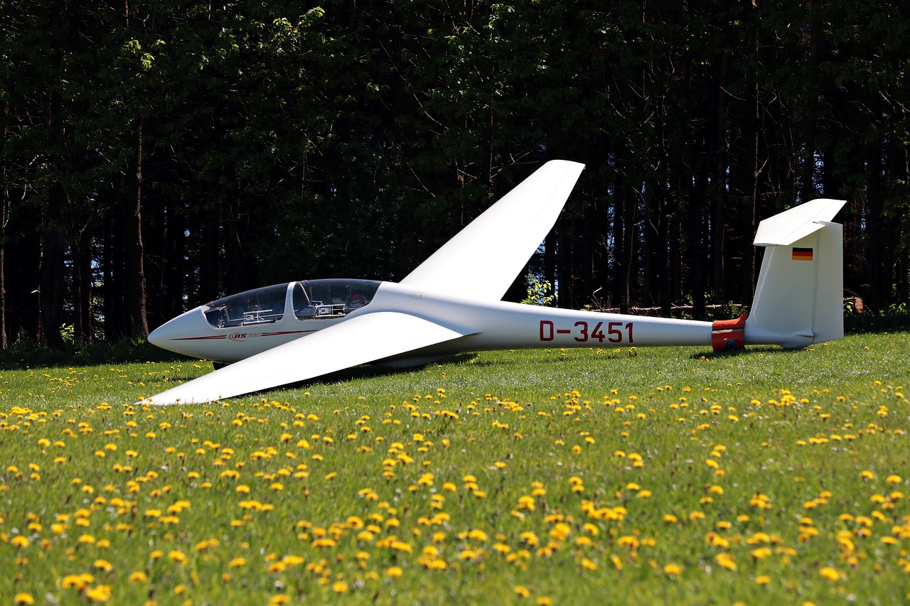 Ein Segelflugzeug-Absturz bei Dortmund, in Kamen, fordert das Leben eines 70-jährigen Piloten. Polizei und BFU ermitteln zur Ursache.