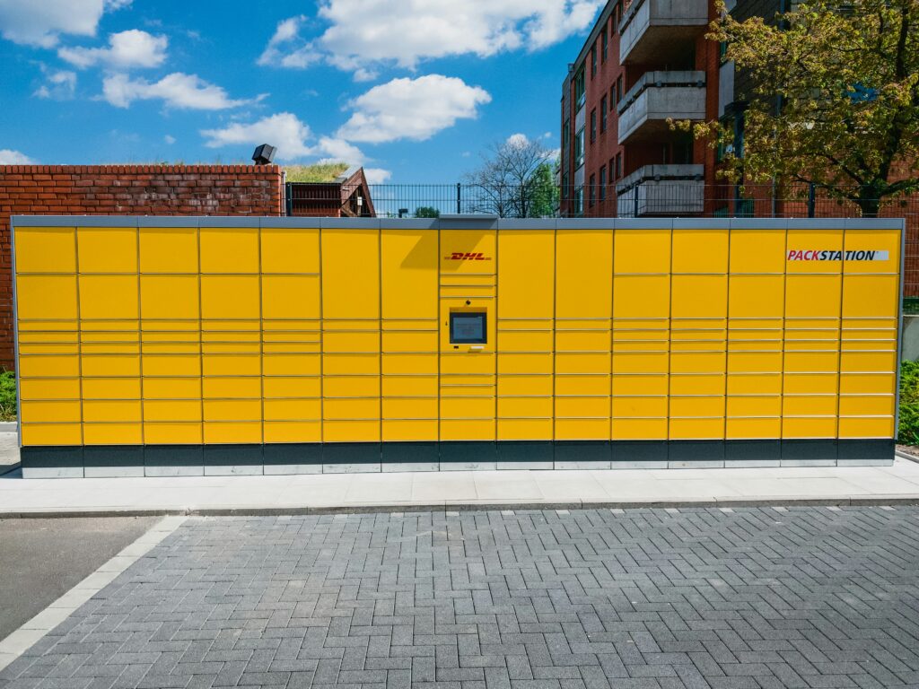 Jugendlicher in Packstation eingeschlossen. Fach weit oben gewählt.