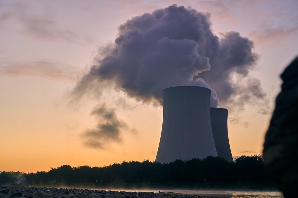 Bei einem Testtransport von Castoren kam es zu einer Panne. Atomkraftgegner fordern Aufklärung und bemängeln die Sicherheit der Transporte. Erfahren Sie mehr.Die Verzögerung der Endlagersuche könnte Ahaus als Atommüll-Zwischenlager bis 2074 betreffen. Sicherheitsbedenken und Neubauforderungen werden laut.