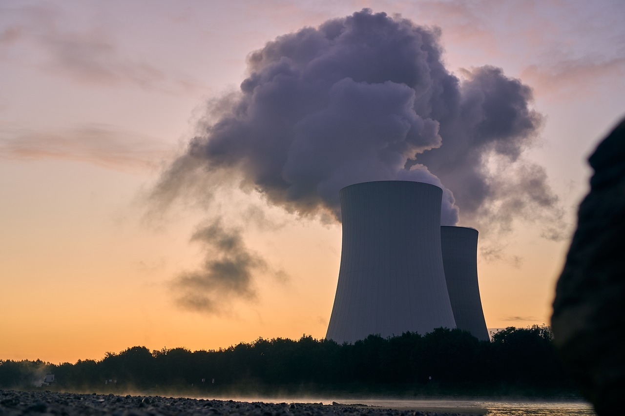 Bei einem Testtransport von Castoren kam es zu einer Panne. Atomkraftgegner fordern Aufklärung und bemängeln die Sicherheit der Transporte. Erfahren Sie mehr.Die Verzögerung der Endlagersuche könnte Ahaus als Atommüll-Zwischenlager bis 2074 betreffen. Sicherheitsbedenken und Neubauforderungen werden laut.