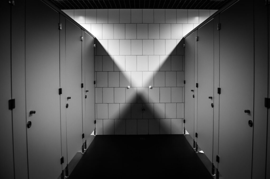 Entdecke die besten Orte für Gay Cruising in Münster. Von der Klappe Domplatz über den Schlossplatz bis zur Uni-Bibliothek – hier findest du alle Hotspots und wichtige Tipps. Kamera auf Uni-Toilette der Universität Duisburg-Essen entdeckt. Was geschah und welche Konsequenzen folgen? Jetzt lesen!