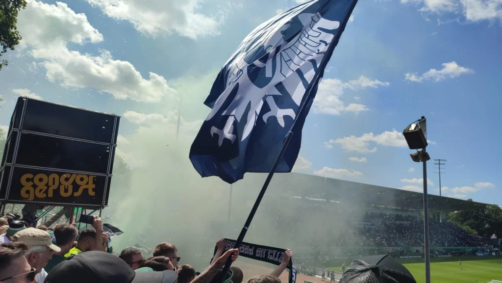 Preußen Münster und Hannover 96 trennen sich in einem torlosen Remis. Ron-Robert Zieler wird zur Schlüsselfigur und sichert Hannover einen Punkt. Preußen Münster trifft zum Zweitliga-Auftakt auf den KSC. Alle Infos zu Aufstellung, Taktik, Bilanz und TV-Übertragung. SC Preußen Münster gewinnt 2:1 gegen Nürnberg: Eine kuriose Auswechslung von Oliver Batista Meier sorgt jedoch für Aufsehen.