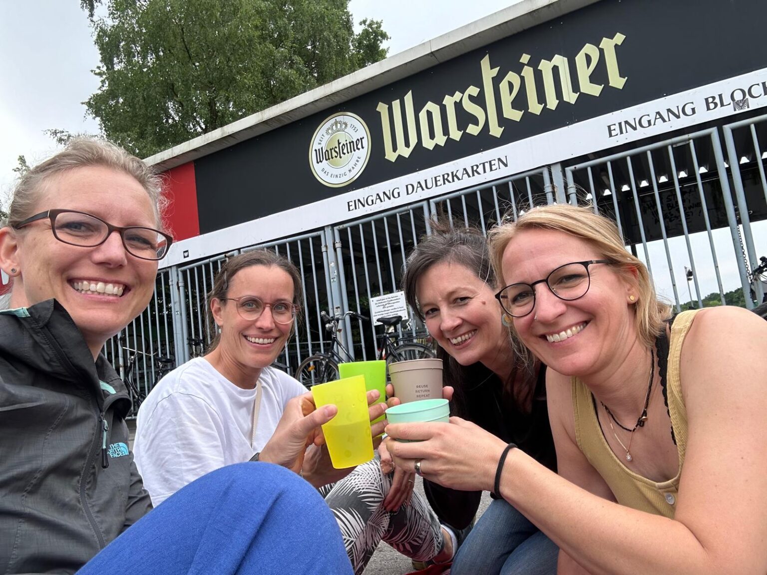 Ines nutzte ihren Geburtstag um Freundinnen das schöne Preußenstadion zu zeigen.