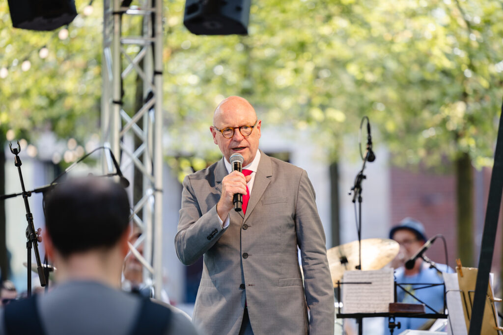 Die Eröffnung des Schauraum Festivals fand bei bestem Wetter statt und zog viele Besucher an. Alle Sitzgelegenheiten waren schnell besetzt, und das kulinarische Angebot wurde gut angenommen.