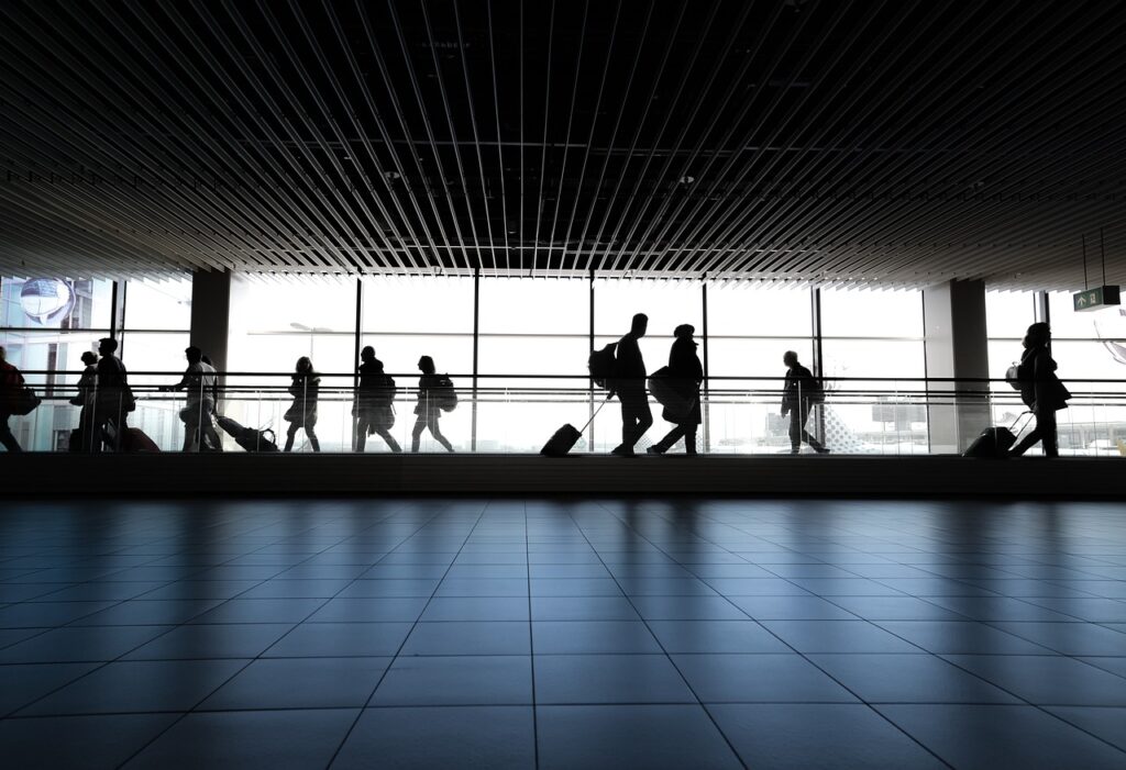 Der Flughafen Münster/Osnabrück (FMO) verzeichnet im Sommer 2024 einen Passagierrekord. Alles über das Wachstum und die touristischen Ziele. IT-Störung legt Flughäfen in NRW lahm: Chaos bei der Einreise aus dem Nicht-Schengen-Raum. Kritik an veralteter Technik. Die Warnstreiks im Luftverkehr sorgen für Flugausfälle und lange Wartezeiten. Welche Flughäfen betroffen sind und was Reisende jetzt wissen müssen.