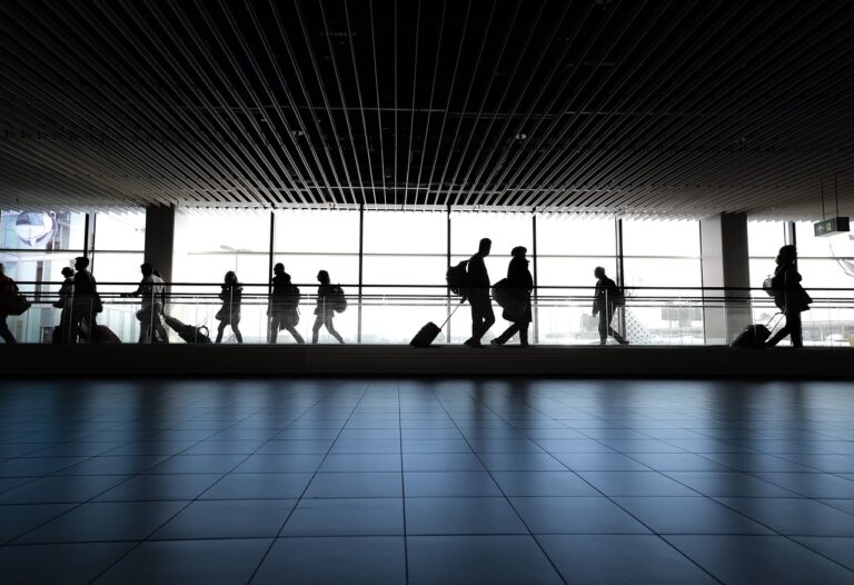 Der Flughafen Münster/Osnabrück (FMO) verzeichnet im Sommer 2024 einen Passagierrekord. Alles über das Wachstum und die touristischen Ziele. IT-Störung legt Flughäfen in NRW lahm: Chaos bei der Einreise aus dem Nicht-Schengen-Raum. Kritik an veralteter Technik. Die Warnstreiks im Luftverkehr sorgen für Flugausfälle und lange Wartezeiten. Welche Flughäfen betroffen sind und was Reisende jetzt wissen müssen.