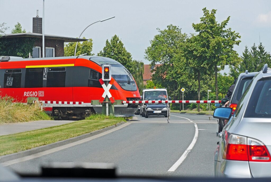 Ein tödlicher Unfall am Bahnübergang in Welver fordert ein Menschenleben. Zwei junge Männer wurden von einem Zug erfasst – die Ermittlungen laufen.