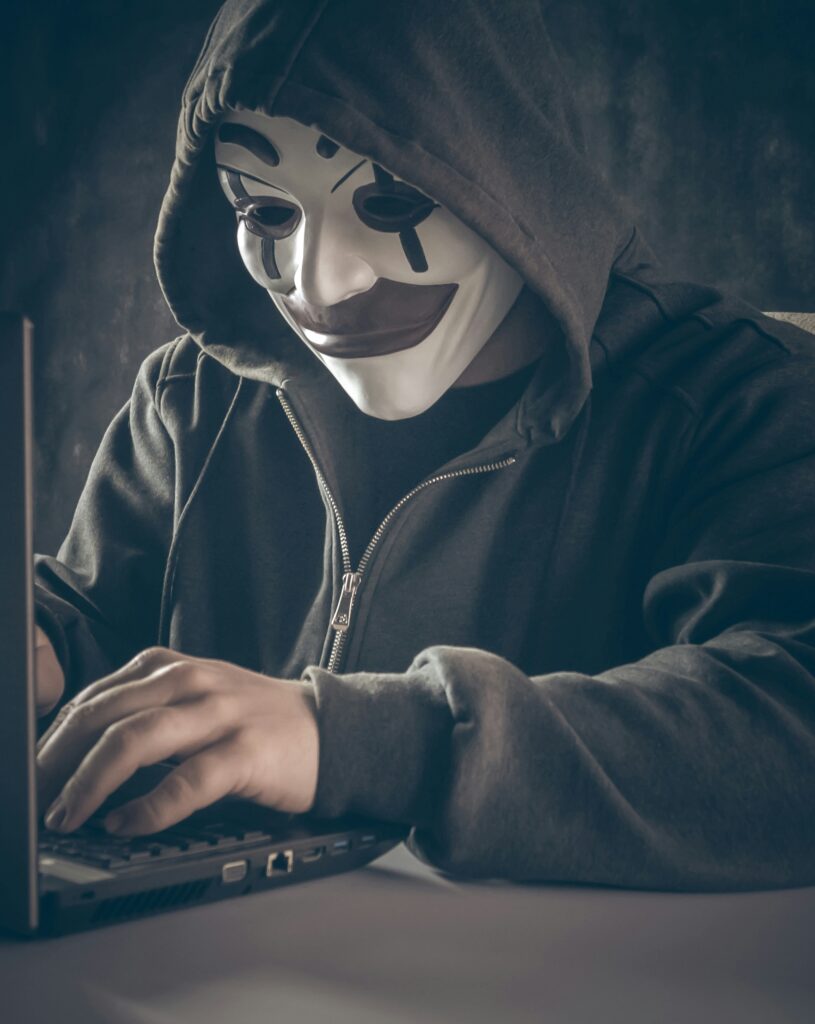 Eine Studentin aus Münster wird Opfer der Betrugsmasche „falscher Bankmitarbeiter“. Erfahren Sie, wie die Masche funktioniert und wie Sie sich schützen können.
