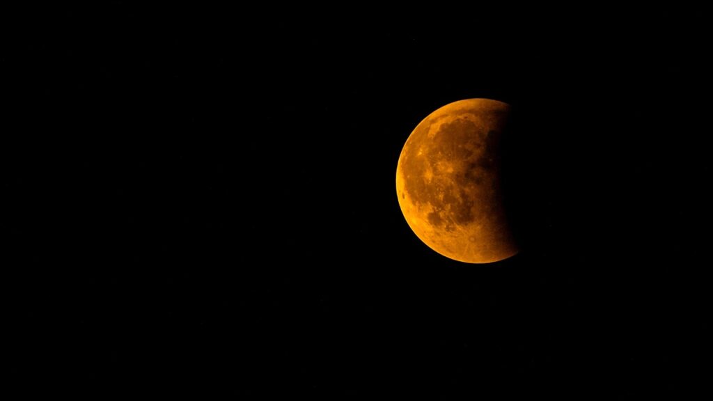 Die partielle Mondfinsternis am 18. September 2024 ist in Münster, Nordrhein-Westfalen, sichtbar. Beginn der Mondfinsternis: Mittwoch, 18. September 2024, um 02:41 Uhr. Maximale Verfinsterung: Mittwoch, 18. September 2024, um 04:44 Uhr mit einer Magnitude von 0,085. Ende der Mondfinsternis: Mittwoch, 18. September 2024, um 06:47 Uhr. Die gesamte Dauer der Finsternis beträgt 4 Stunden und 6 Minuten. Alle angegebenen Zeiten sind Ortszeiten für Münster, Nordrhein-Westfalen.