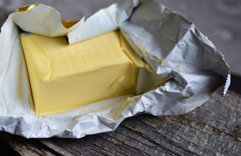 Der Butterpreis könnte bis Weihnachten auf ein Rekordniveau steigen. Experten erwarten eine Preiserhöhung aufgrund sinkender Milchproduktion und steigender Nachfrage.