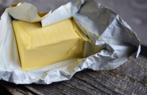 Der Butterpreis könnte bis Weihnachten auf ein Rekordniveau steigen. Experten erwarten eine Preiserhöhung aufgrund sinkender Milchproduktion und steigender Nachfrage.