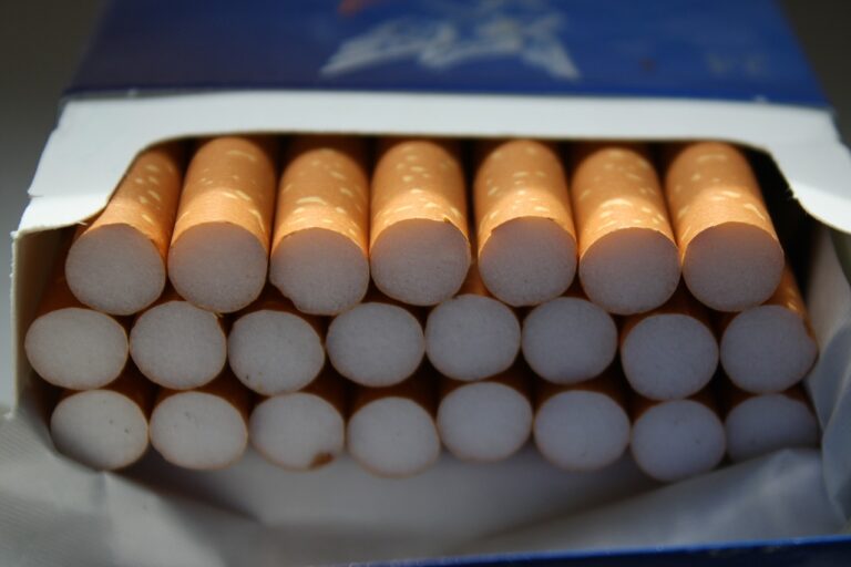 Eine illegale Zigarettenfabrik in Werther wurde vom Zoll entdeckt. Fast 29,5 Millionen unversteuerte Zigaretten sichergestellt. Ermittlungen laufen. Holzwickede setzt Zeichen: Rauchverbot auf öffentlichen Veranstaltungen