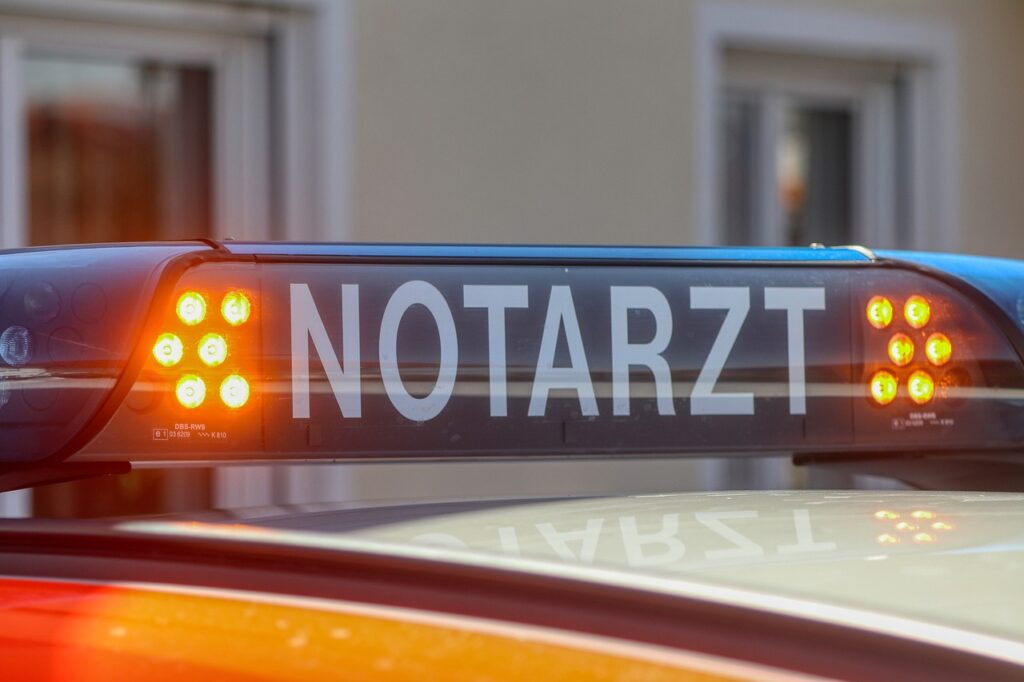 Unbekannte Substanz am Klinikum Lüdenscheid sorgt für Atembeschwerden. Über 100 Rettungskräfte im Einsatz. Ursache weiterhin unklar.