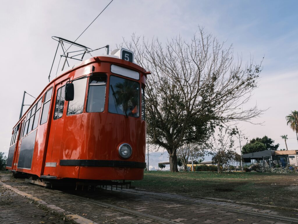 Warum hat Münster keine Straßenbahn? Viele Menschen stellen sich die Frage: Warum hat Münster keine Straßenbahn? Diese Frage ist eng mit der historischen Entwicklung des Nahverkehrs in Münster verknüpft. Von 1901 bis 1954 betrieb die Stadt Münster ein Straßenbahnnetz, das damals ein zentrales Verkehrsmittel war. Doch trotz der langen Betriebszeit wurde die Straßenbahn schließlich eingestellt und durch Autobusse und Oberleitungsbusse ersetzt.