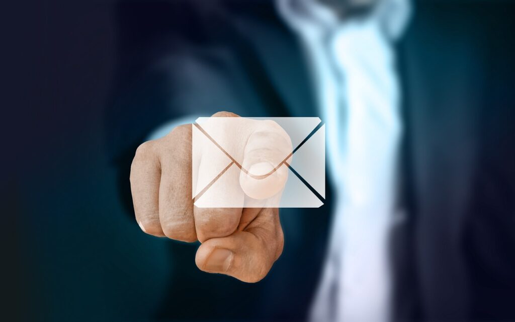 Mann berührt virtuelle Email mit dem Finger: Wachstumschancengesetz und Pflicht zur E-Rechnung