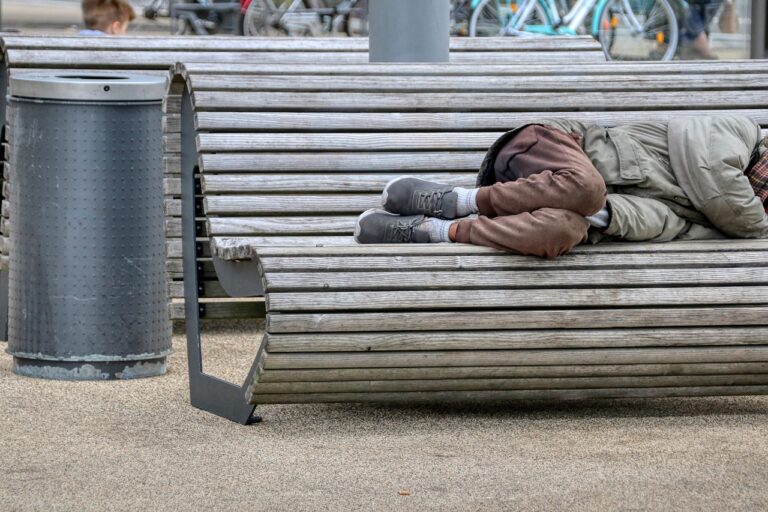 Wohnungslosigkeit in Münster betrifft immer mehr Menschen. Informationen zu Hilfsangeboten, Plakatkampagne und Präventionsmaßnahmen im Überblick. Steigende Wohnungslosigkeit in Westfalen-Lippe. Ursachen, Erfolge und das Konzept „Housing First“ im Überblick.