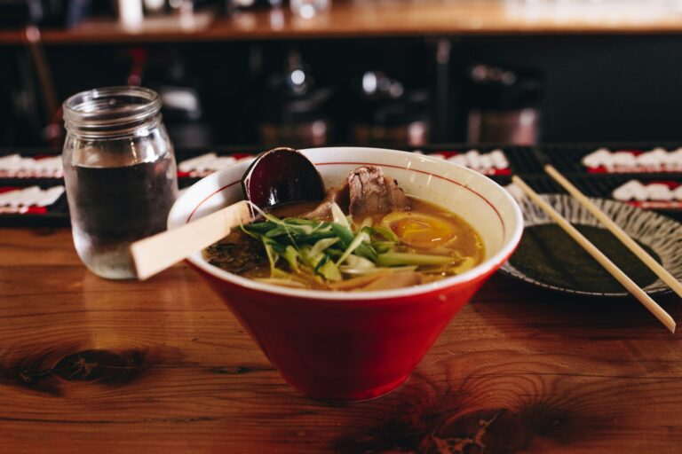 Vietnamesische Nudelsuppe lecker angerichtet, Ramen und Pho in Münster