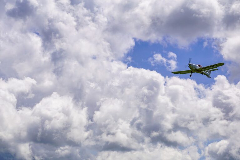 Ein Kleinflugzeug stürzt in Gütersloh ab und der Pilot stirbt. Weitere Details zum Absturz und einem zweiten Unglück in Bad Sassendorf. On-Demand-Flüge vom FMO: Flyvbird startet ab September mit flexiblem Konzept für Geschäftsreisende in Europa.