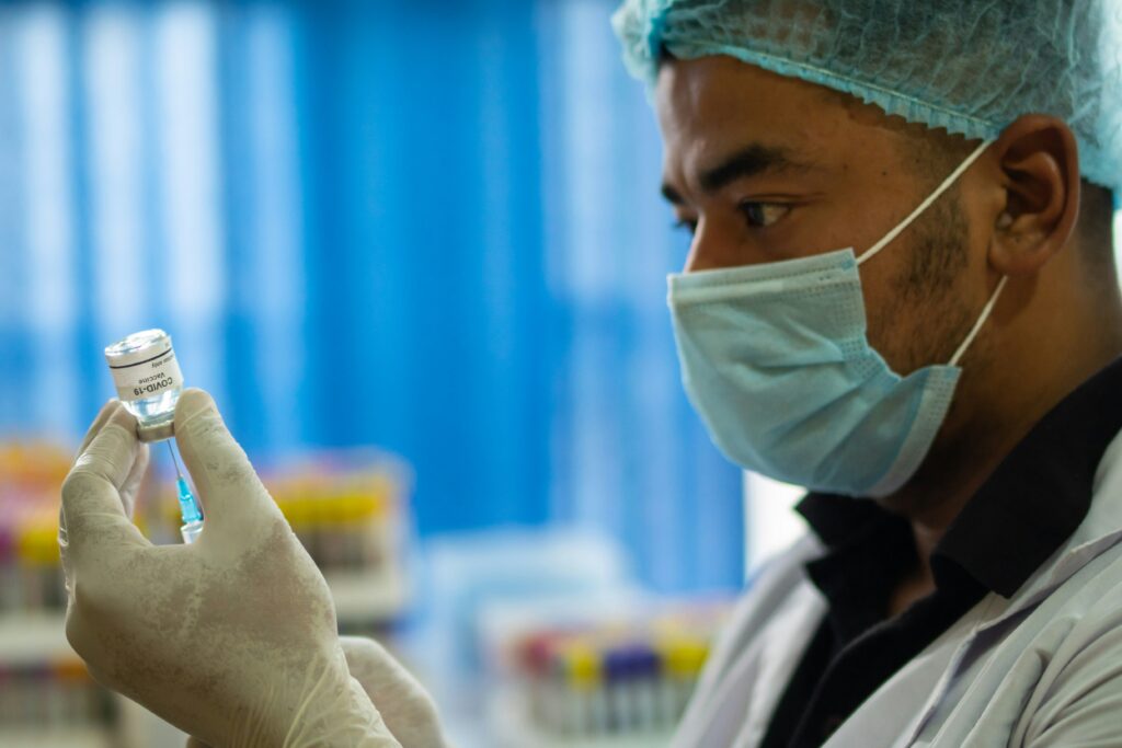 Die Corona Variante XEC breitet sich aus und verursacht grippeähnliche Symptome. Gesundheitsbehörden überwachen die Lage, aber bisher gibt es keine schwereren Verläufe.