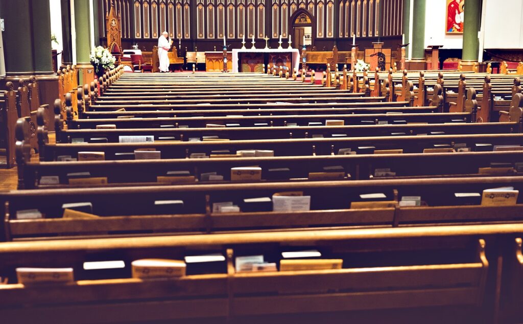Der Pfarrer der St. Vitus-Pfarrei in Emmerich beklagt rassistische Angriffe und setzt sich öffentlich für Toleranz und Vielfalt ein.
