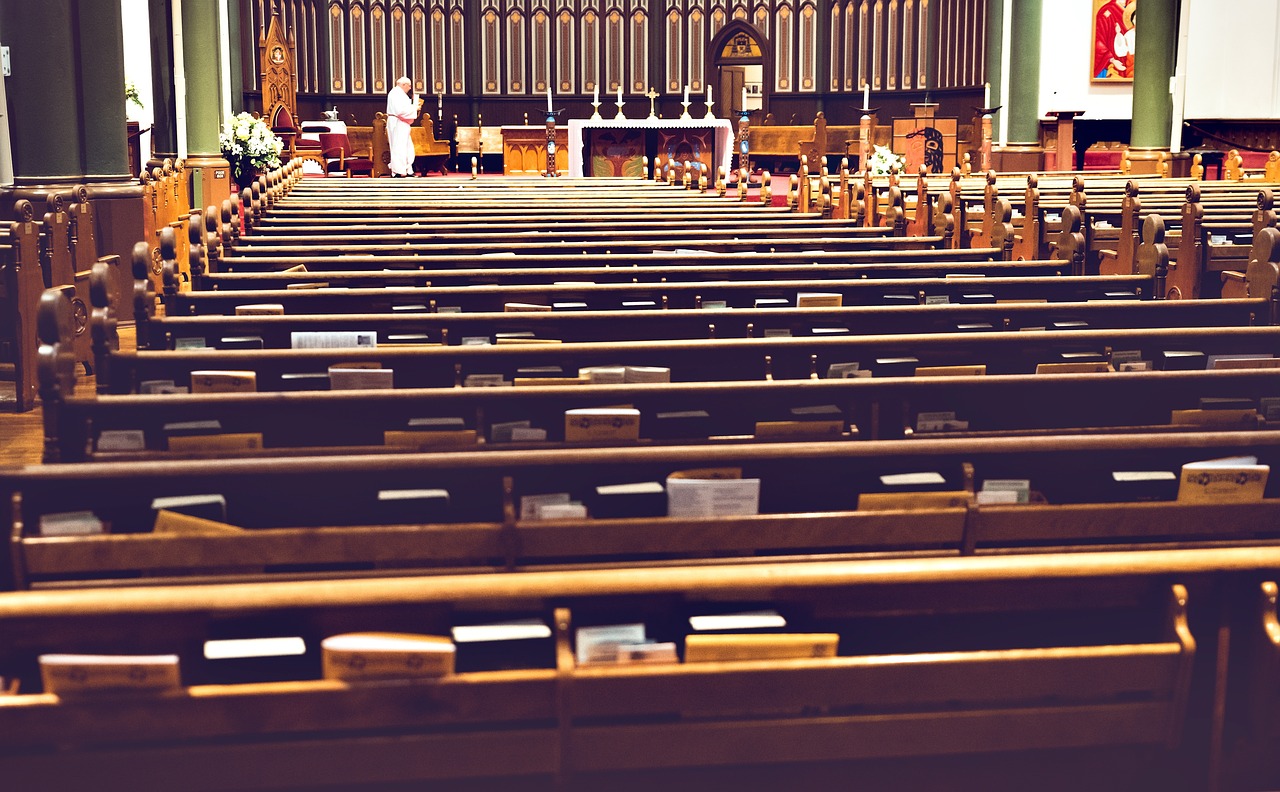 Der Pfarrer der St. Vitus-Pfarrei in Emmerich beklagt rassistische Angriffe und setzt sich öffentlich für Toleranz und Vielfalt ein.