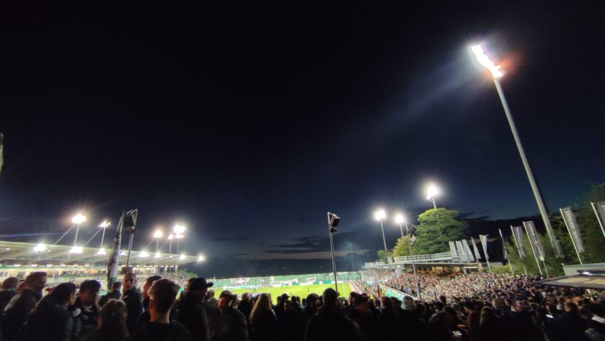 Preußen Münster empfängt den 1. FC Magdeburg zum brisanten Zweitliga-Duell unter Flutlicht. Trainer Hildmann setzt auf Defensivstärke und offensive Durchschlagskraft.