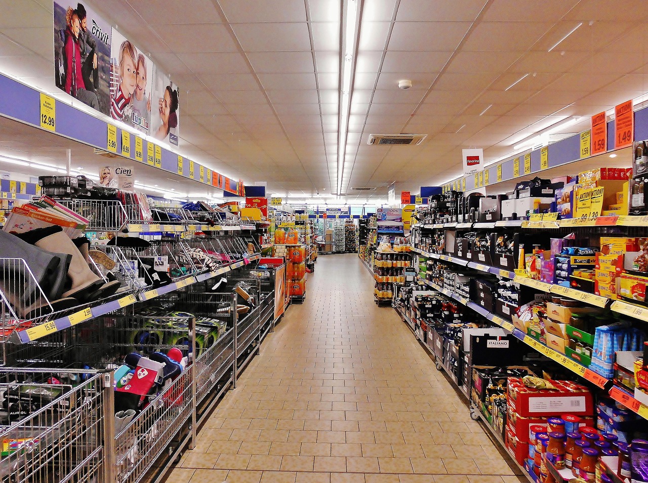 Überfall im Supermarkt Wolbeck: Zwei Täter fliehen nach Diebstahl und verletzen Angestellte. Polizei Münster sucht Zeugen.