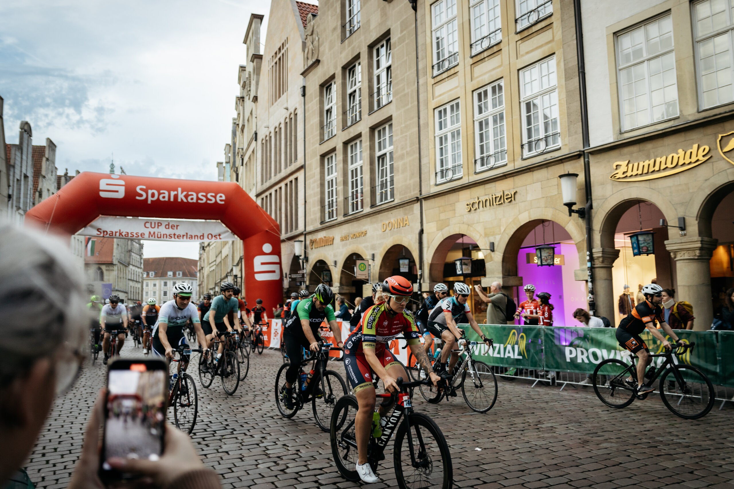 Der Sparkassen Münsterland Giro ist eine der größten Radsportveranstaltungen Deutschlands. Am 03. Oktober lockt das Event Hobby- und Profisportler ins Münsterland. Straßensperrungen