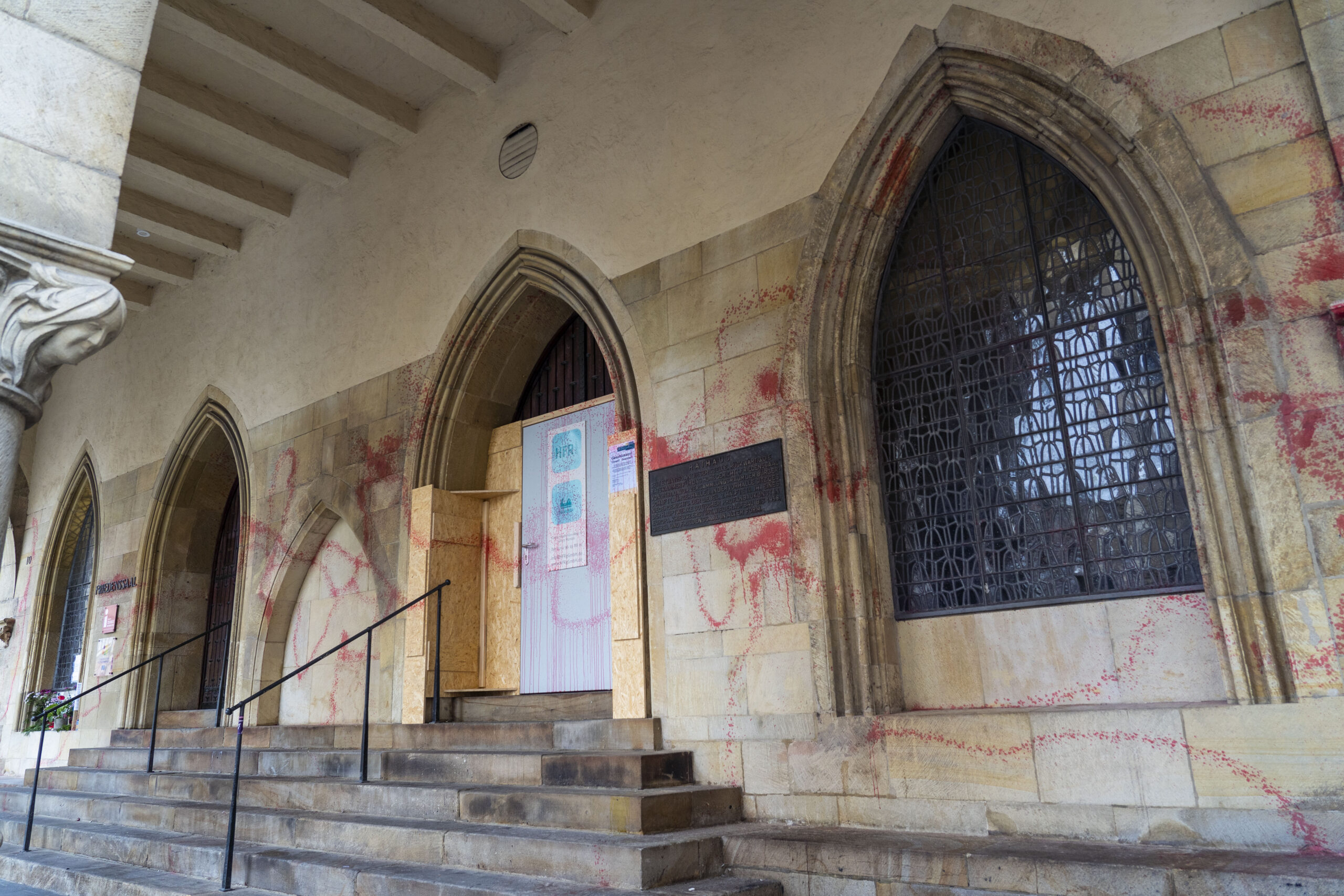 Vandalismus am Historischen Rathaus Münster: Fassade mit roter Farbe beschmiert. Stadtverwaltung reagiert schnell, Oberbürgermeister verurteilt die Tat scharf.