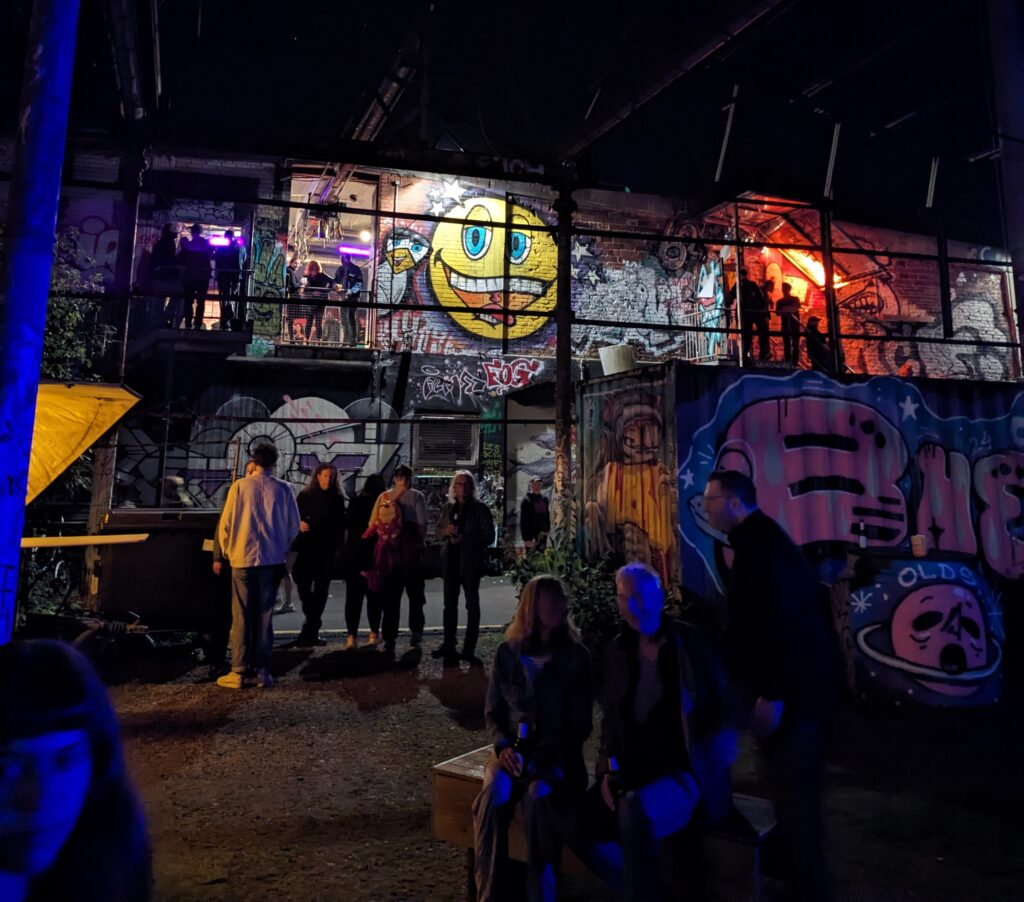 Vom 25. bis 27. Oktober 2024 finden die beliebten Offenen Ateliers am Hawerkamp in Münster statt. Dieses besondere Event, das jährlich viele Kunstinteressierte anzieht, bietet eine einmalige Gelegenheit, die Kunstszene in Münster hautnah zu erleben.