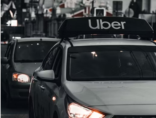 Uber plant eine Übernahme von Expedia, um seine Plattform zur Super-App für Mobilität und Reisen auszubauen. Durch die Integration von Expediadiensten könnte Uber künftig nicht nur Transport und Essenslieferungen anbieten, sondern auch Reisen und Unterkünfte. Der Kauf würde Uber Zugang zu Expediadaten und -nutzern verschaffen, während regulatorische Hürden eine Herausforderung darstellen könnten. Beide Unternehmen zeigen Potenzial, und der Schritt würde Ubers Position in der Tourismus- und Mobilitätsbranche stärken.
