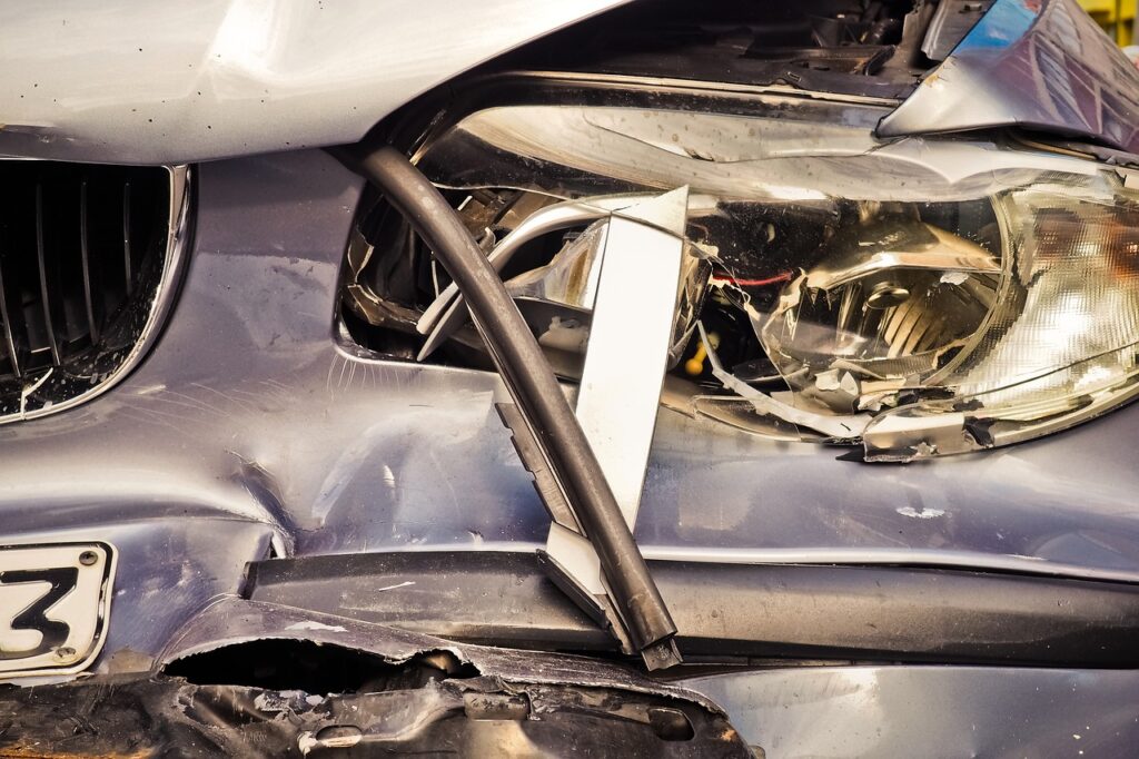 Tödlicher Unfall Hansestraße: 89-jähriger Mann verstirbt bei Verkehrsunfall in Münster Am Mittwochmorgen, dem 09. Oktober 2024, ereignete sich auf der Hansestraße in Münster ein tragischer Unfall, bei dem ein 89-jähriger Mann sein Leben verlor. Der Unfall passierte gegen 6:49 Uhr, als ein 57-jähriger Autofahrer den Fußgänger auf der regennassen Straße erfasste. Die Unfallstelle befand sich in der Nähe eines Autohändlers. Der Vorfall führte zu einer Sperrung der Hansestraße, die bis in den späten Vormittag andauerte. Unfallhergang bei Dunkelheit und Regen Nach den ersten Erkenntnissen der Polizei fuhr der 57-jährige Fahrer bei schwierigen Wetterbedingungen auf der Hansestraße in Fahrtrichtung Amelsbüren. Es war dunkel, und starker Regen erschwerte die Sicht. Der Senior versuchte offenbar, die Straße zu überqueren, als er von dem Auto des Münsteraners erfasst wurde. Der Zusammenstoß war so heftig, dass der 89-jährige Fußgänger noch vor dem Eintreffen der Rettungskräfte seinen Verletzungen erlag. Trotz aller Bemühungen konnte ihm nicht mehr geholfen werden. Polizeiarbeiten und Betreuung vor Ort Unmittelbar nach dem tödlichen Unfall auf der Hansestraße übernahm das Unfallaufnahmeteam der Polizei Münster die Ermittlungen. Diese sollen klären, wie genau es zu dem Zusammenstoß kam und ob weitere Faktoren, wie möglicherweise unangepasste Geschwindigkeit oder schlechte Sichtverhältnisse, eine Rolle gespielt haben könnten. Die Untersuchungen sind derzeit noch nicht abgeschlossen. Neben den Ermittlungen kümmerte sich das Opferschutzteam der Polizei um den unter Schock stehenden Autofahrer sowie um Passanten, die den Unfall miterlebt hatten. Solche Maßnahmen sind wichtig, um die seelische Belastung der Beteiligten zu mildern, da das Erleben eines schweren Unfalls oft traumatische Folgen haben kann. Verkehrsbehinderungen durch Sperrung der Hansestraße Aufgrund der umfassenden Unfallaufnahme war die Hansestraße im Bereich der Fuggerstraße mehrere Stunden lang gesperrt. Der Verkehr wurde während dieser Zeit umgeleitet, was zu teils erheblichen Behinderungen führte. Erst gegen 10:48 Uhr, knapp vier Stunden nach dem Unfall, wurde die Sperrung wieder aufgehoben und der Verkehr normalisierte sich. Erhöhte Unfallgefahr bei schlechten Sichtverhältnissen Der tödliche Unfall auf der Hansestraße macht erneut auf die Gefahren im Straßenverkehr bei schlechten Witterungsbedingungen aufmerksam. Dunkelheit, Regen und nasse Fahrbahnen erhöhen das Risiko für Unfälle erheblich, insbesondere für Fußgänger, die häufig schlechter gesehen werden. Es ist daher besonders wichtig, bei solchen Verhältnissen die Geschwindigkeit anzupassen und noch aufmerksamer zu fahren. Auch Fußgänger sollten, wenn möglich, beleuchtete Übergänge nutzen und darauf achten, dass sie für Autofahrer gut sichtbar sind. Die genauen Umstände, die zu dem tödlichen Unfall auf der Hansestraße führten, werden weiterhin von der Polizei untersucht. Es bleibt abzuwarten, ob noch weitere Details ans Licht kommen, die zur Klärung des tragischen Vorfalls beitragen können.