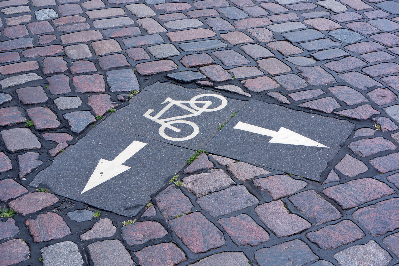 Die Fahrradstraße Schillerstraße Münster fördert nachhaltige Mobilität und erhöht die Sicherheit für Radfahrer durch breite Wege und Vorrangregeln. Die Sanierung des Geh- und Radwegs zwischen Hüfferstraße und Robert-Koch-Straße beginnt am 20. Januar 2025 und dauert sechs Wochen.