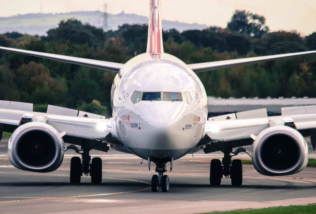 Boeing streicht 10 Prozent der Arbeitsplätze weltweit. Der Jobabbau betrifft Management und Angestellte, während ein Streik die Lage verschärft.