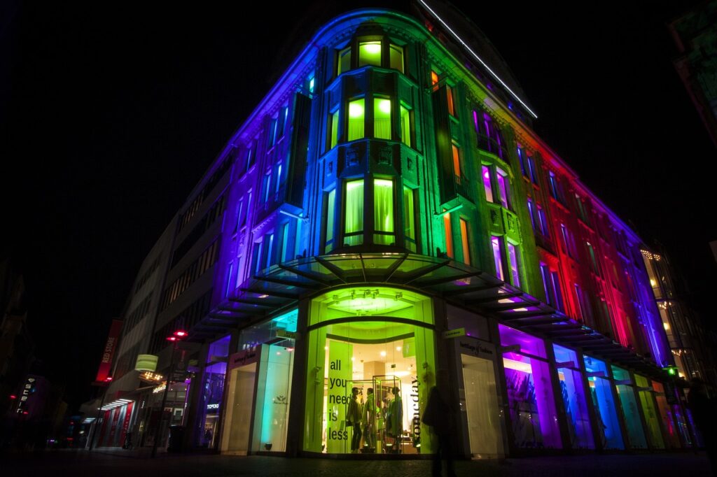 Recklinghausen leuchtet bietet als stadtweites Lichterfest ein optisches Spektakel, Live-Musik und Shopping-Gelegenheiten.