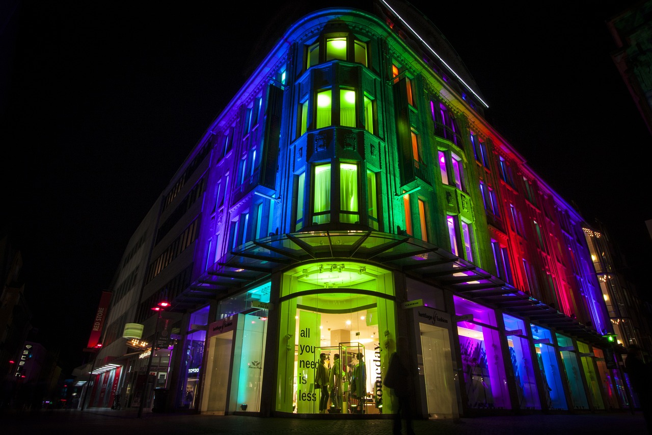 Recklinghausen leuchtet bietet als stadtweites Lichterfest ein optisches Spektakel, Live-Musik und Shopping-Gelegenheiten.
