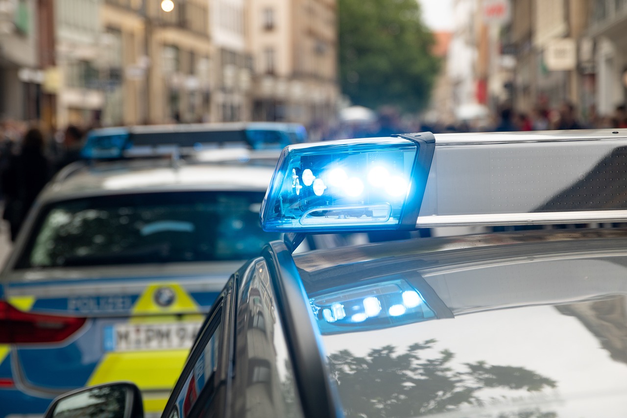 14-jähriger Junge aus Münster vermisst: Die Polizei bittet um Hinweise. Jeder Hinweis zählt und könnte zur Auffindung des Jugendlichen führen. Am 18. Januar 2025 findet in Münster ein Autokorso statt, der als Werbeaktion für die am 25. Januar geplante Kundgebung „Gemeinsam für unsere Zukunft“ dient. Die Veranstaltung steht wegen Verbindungen zu rechtsextremen Gruppierungen wie der AfD und der „Querdenken“-Bewegung stark in der Kritik. Die Polizei Münster hat strenge Regeln für den Autokorso festgelegt und den ursprünglich geplanten Redner ausgeschlossen. Strenge Regeln für den Autokorso in Münster Die Polizei Münster hat den Autokorso mit klaren Auflagen versehen. Die ursprünglich geplante Route wurde geändert, um Rettungswege freizuhalten und Verkehrsbehinderungen zu vermeiden. Zudem wurde der vorgeschlagene Versammlungsleiter abgelehnt, da er bei früheren Veranstaltungen mit strafrechtlich relevanten Parolen auffiel. Diese Maßnahmen sollen die öffentliche Sicherheit gewährleisten, während das Grundrecht auf Versammlungsfreiheit gewahrt bleibt. Querdenken und rechtsextreme Verbindungen: Eine belastete Debatte Der Autokorso wird von einem Vertreter der „Querdenken“-Bewegung organisiert, was die Veranstaltung zusätzlich umstritten macht. Kritiker werfen der Bewegung vor, rechtsextreme Ideologien unter dem Deckmantel der Demokratie zu verbreiten. Die geplante Hauptkundgebung am 25. Januar soll laut Organisatoren für Meinungsvielfalt werben, doch die Verbindungen zur AfD und anderen Gruppierungen wie den Freien Sachsen wecken Zweifel an diesen Absichten. Gegenproteste formieren sich in Münster Parallel zu den Veranstaltungen haben Gruppen wie „Keinen Meter den Nazis“ zu Gegenprotesten aufgerufen. Bereits am 18. Januar, zeitgleich mit dem Autokorso, ist eine Protestaktion geplant. Die zweite Demonstration wird am 25. Januar auf dem Prinzipalmarkt stattfinden, um gegen die demokratiefeindlichen Einflüsse der Hauptkundgebung zu demonstrieren. Die Organisatoren der Gegenproteste möchten ein Zeichen setzen und betonen, dass Münster für Weltoffenheit und Toleranz steht. Kritik an der Rhetorik der Veranstalter Die Redner und Organisatoren der Veranstaltungen werden für ihre vermeintlich demokratische Rhetorik scharf kritisiert. Beobachter sehen darin einen Versuch, menschenverachtende Ideologien zu verschleiern und in breitere Bevölkerungsschichten vorzudringen. Besonders die „Querdenken“-Bewegung wird für ihre Strategie der äußerlichen Mäßigung kritisiert, die sie in Städten wie Münster anschlussfähig machen soll. Münster steht vor einer politischen Bewährungsprobe Der Autokorso in Münster und die geplante Kundgebung „Gemeinsam für unsere Zukunft“ werfen viele Fragen auf. Die strengen Regeln der Polizei, die kritische Auseinandersetzung mit den Organisatoren und die Gegenproteste verdeutlichen die Brisanz der Situation.