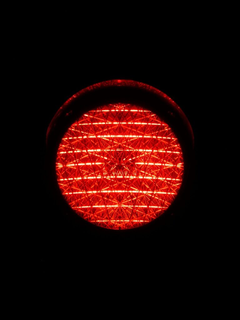 Ein betrunkener Autofahrer schläft an der Ampel ein. Die Polizei muss die Fensterscheibe einschlagen, um ihn zu wecken.