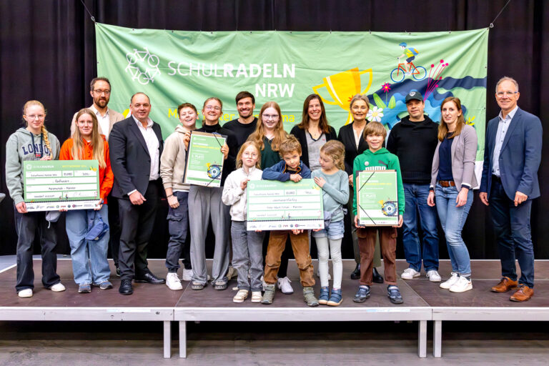 Preisverleihung Schulradeln NRW 2024 am 20.11.2024 in der Abenteuerhalle Köln Kalk. Kategorie: Grundschule meiste Fahrradkilometer pro Kopf bei mind. 50 Teilnehmenden - Platz 2: Peter-Wust-Schule und Kategorie: Weiterführende Schule meiste Fahrradkilometer pro Kopf bei mind. 50 Teilnehmenden - Platz 3: Marienschule, Münster. Verleihung der Urkunde durch Christoph Overs, Zukunftsnetz Mobilität NRW, Leiter der Geschäftsstelle und der Koordinierungsstelle Rheinland. Übergabe des Gewinnerschecks durch Viktor Haase, Staatssekretär Ministerium für Umwelt, Naturschutz und Verkehr des Landes NRW