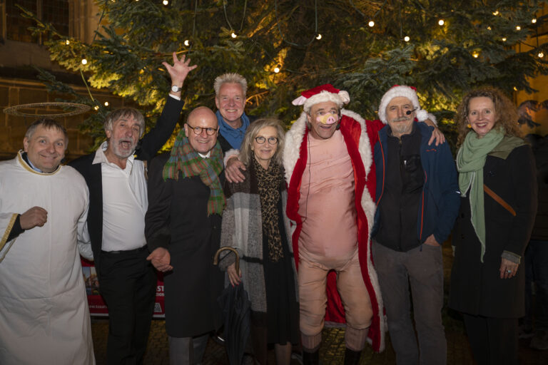 Foto: Oberbürgermeister Markus Lewe (3.v.l.) eröffnete am Montagabend, 25. November, Münsters Weihnachtsmärkte Eröffnung der Weihnachtsmärkte in Münster: Festliche Highlights, musikalische Beiträge und alles zu den Öffnungszeiten der sechs Märkte.