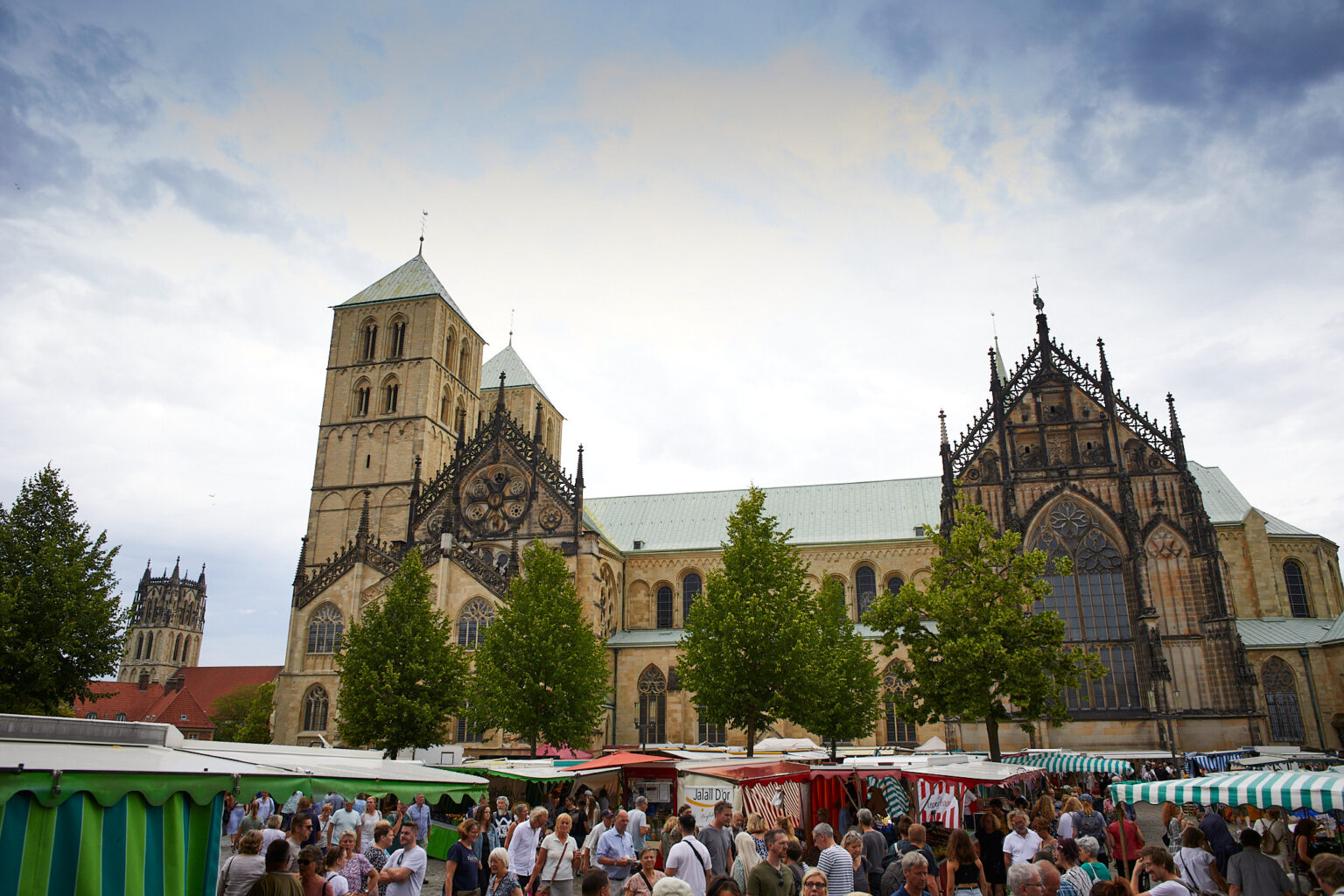 Wann ist in Münster Markt? Entdecke alle Termine für Wochenmärkte, Stadtteilmärkte und saisonale Highlights in der Domstadt. Domplatz Münster vor Umgestaltung: Barrierefreiheit im Fokus. Neue Missbrauchsvorwürfe belasten das Bistum Münster. Weitere Betroffene melden sich und berichten von Übergriffen durch einen ehemaligen Spiritual der Loburg. Im Bistum Münster werden erstmals Laien in die Bischofswahl einbezogen. Ein bedeutender Schritt für mehr Mitbestimmung.